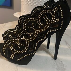 JustFab Black and Gold Women's Heels EUC